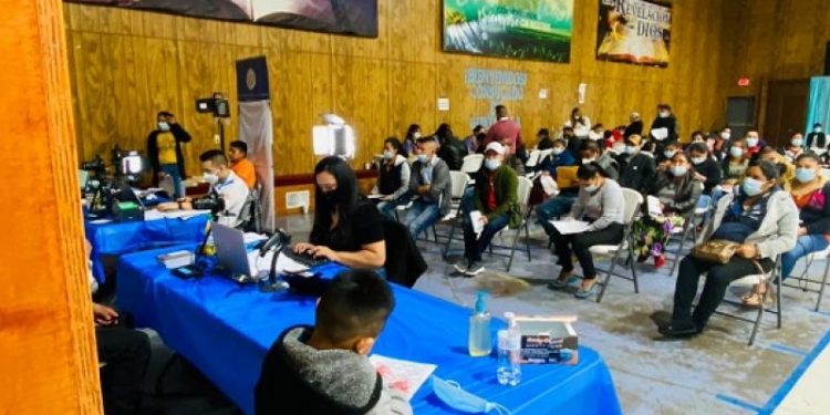 Decenas de guatemaltecos acudieron a hacer trámites en las 27 jornadas de Consulados Móviles que se organizaron este año en Estados Unidos.