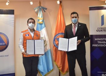 Director ejecutivo de la Conred y ministro de Trabajo, luego de la suscripción del acuerdo de cooperación para la inclusión laboral de personas con discapacidad.