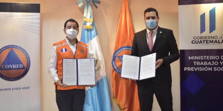 Director ejecutivo de la Conred y ministro de Trabajo, luego de la suscripción del acuerdo de cooperación para la inclusión laboral de personas con discapacidad.