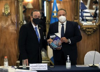 El Presidente Alejandro Giammattei recibe informe de manos del titular de Copresam, Luis Ruano.