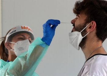 Personal sanitario realiza pruebas de diagnóstico para detectar el coronavirus.