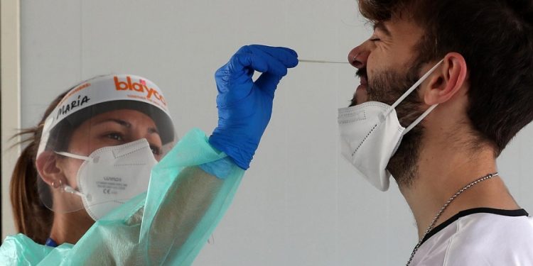 Personal sanitario realiza pruebas de diagnóstico para detectar el coronavirus.