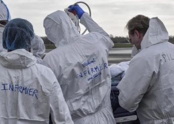El COVID-19 no da tregua en Francia, donde la cifra de contagios en un día superó los 100 mil casos.