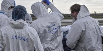 El COVID-19 no da tregua en Francia, donde la cifra de contagios en un día superó los 100 mil casos.