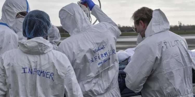 El COVID-19 no da tregua en Francia, donde la cifra de contagios en un día superó los 100 mil casos.