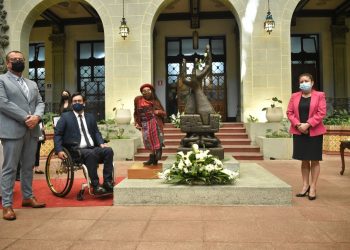Cambian la Rosa de la Paz en conmemoración del Día Internacional de las personas con discapacidad
