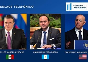 El canciller Pedro Brolo -centro-, durante reunión con su homólogo mexicano, Marcelo Ebrard, y el Secretario de Seguridad Nacional de EE. UU. Alejandro Mayorkas.