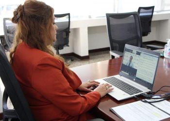 La direcxtora de la Onsec, Karla Alvarado, durante la graduación virtual de 96 servidores públicos.