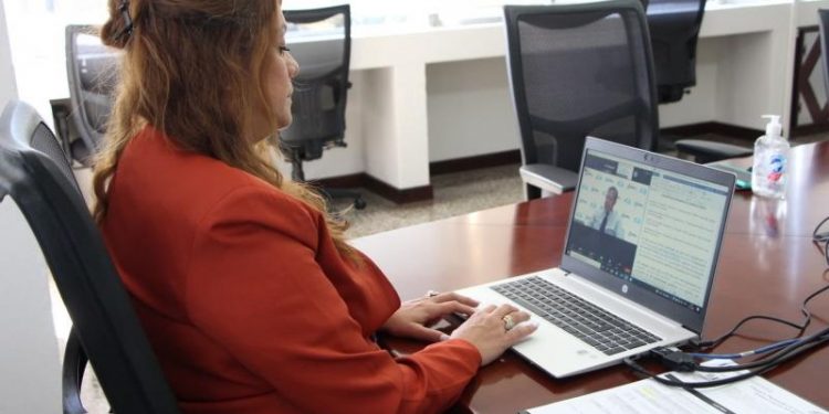 La direcxtora de la Onsec, Karla Alvarado, durante la graduación virtual de 96 servidores públicos.