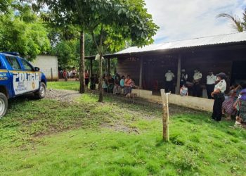 Pobladores de El Estor, Izabal, colaboran con agentes de la Policía Nacional Civil durante estado de sitio que se implementó en ese municipio.