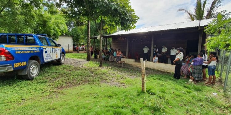 Pobladores de El Estor, Izabal, colaboran con agentes de la Policía Nacional Civil durante estado de sitio que se implementó en ese municipio.