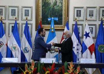El canciller Pedro Brolo entrega la bandera del SICA al embajador de Panamá en Guatemala, Hugo Guiraud, acto con el cual traslada la Presidencia Pro Tempore de esa instancia a Panamá.