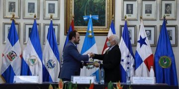 El canciller Pedro Brolo entrega la bandera del SICA al embajador de Panamá en Guatemala, Hugo Guiraud, acto con el cual traslada la Presidencia Pro Tempore de esa instancia a Panamá.