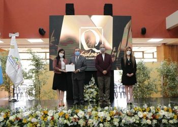 El director del Inguat, Mynor Cordón -tercero- durante la renovación de sellos de calidad a empresas prestadoras de servicions turísticos.