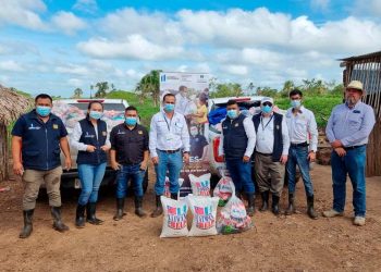 Personal del Fodes entrega raciones de alimentos a familias de Laguna Larga, San Andrés, Petén.