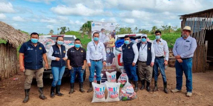 Personal del Fodes entrega raciones de alimentos a familias de Laguna Larga, San Andrés, Petén.