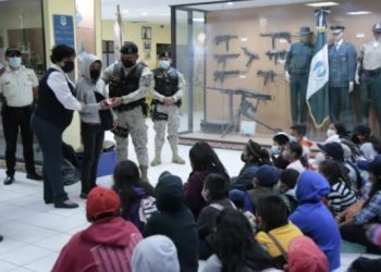 Adultos, niños y adolescentes participan en la clausura de una de las Escuelas de Vacaciones de la Policía Nacional Civil.