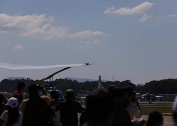 Aeronave hace una muestra de acrobacias durante exhibición para conmemorar el centenario de la Fuerza Aérea Guatemalateca.