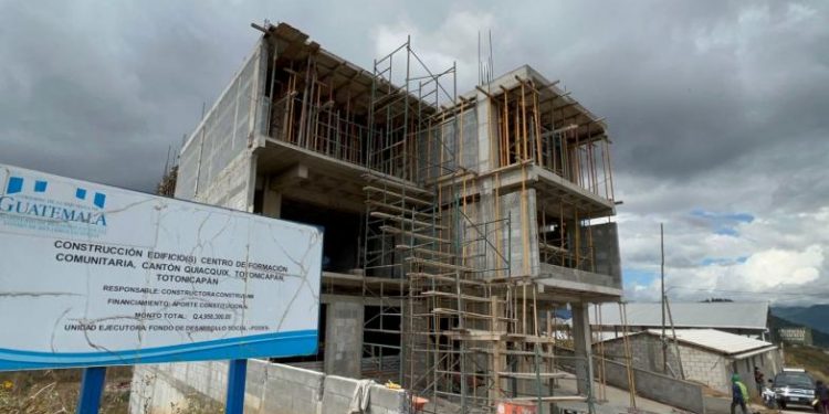 Avanza construcción de edificio de formación comunitaria en Totonicapán