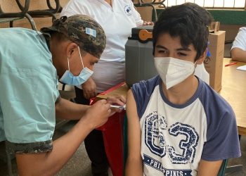 Salud informa sobre ingreso de 500 mil dosis contra el COVID-19 para menores