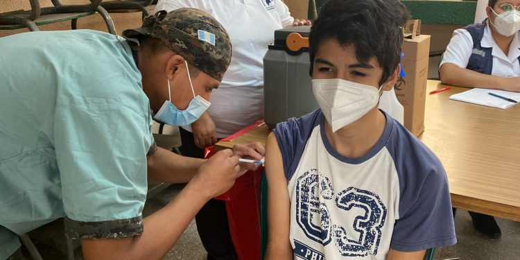 Salud informa sobre ingreso de 500 mil dosis contra el COVID-19 para menores