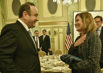 El Presidente sostuvo acercamientos con representantes de The Institute for Women’s Health & International Human Rights Group.
