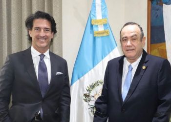 El presidente Alejandro Giammattei recibió en Casa Presidencial al CEO de Millicom, Mauricio Ramos.