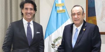 El presidente Alejandro Giammattei recibió en Casa Presidencial al CEO de Millicom, Mauricio Ramos.