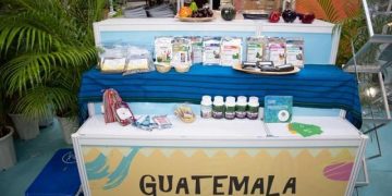 Algunos de los productos nacionales que se exhiben en el pabellón de Guatemala en la Feria Internacional de Alimentos Taipéi 2021.