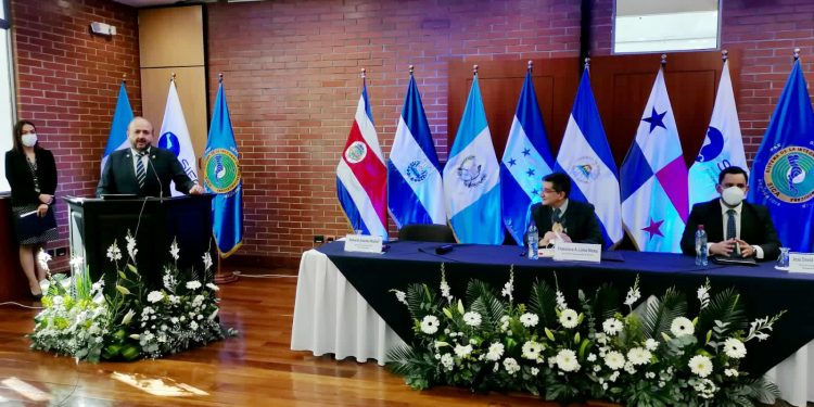 Lanzan postal conmemorativa del 60 aniversario de la Sieca