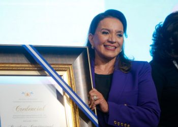 Xiomara Castro recibe credencial como presidenta constitucional de Honduras
