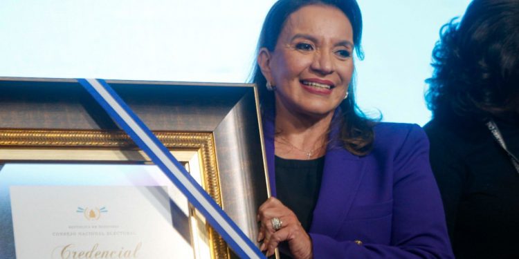 Xiomara Castro recibe credencial como presidenta constitucional de Honduras