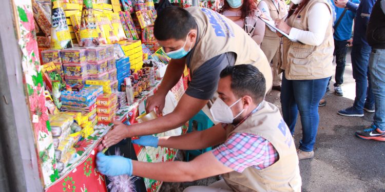 Supervisan ventas de pirotecnia para garantizar cumplimiento de medidas de seguridad