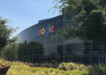 Google deberá pagar una multa casi 99 millones de dólares por incumplir leyes de ese país.