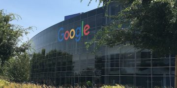 Google deberá pagar una multa casi 99 millones de dólares por incumplir leyes de ese país.