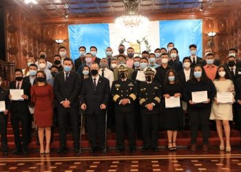 El Presidente Alejandro Giammattei, junto a los 50 integrantes de la primera promoción de Marinos Mercantes de Guatemala y autoridades de gobierno.