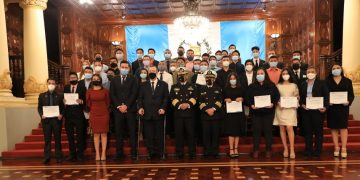 El Presidente Alejandro Giammattei, junto a los 50 integrantes de la primera promoción de Marinos Mercantes de Guatemala y autoridades de gobierno.