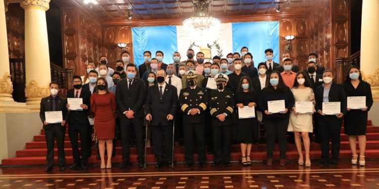 El Presidente Alejandro Giammattei, junto a los 50 integrantes de la primera promoción de Marinos Mercantes de Guatemala y autoridades de gobierno.