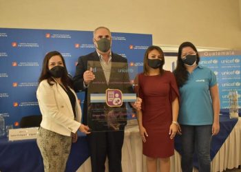 Viceministra de trabajo y representante de Unicef entregan al gerente general del Grupo Financiero G&T Continenntal, el reconocimiento que se otorgó a esa entidad.