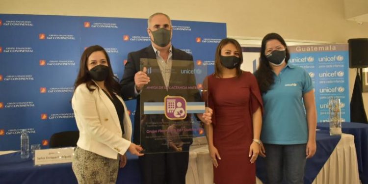 Viceministra de trabajo y representante de Unicef entregan al gerente general del Grupo Financiero G&T Continenntal, el reconocimiento que se otorgó a esa entidad.