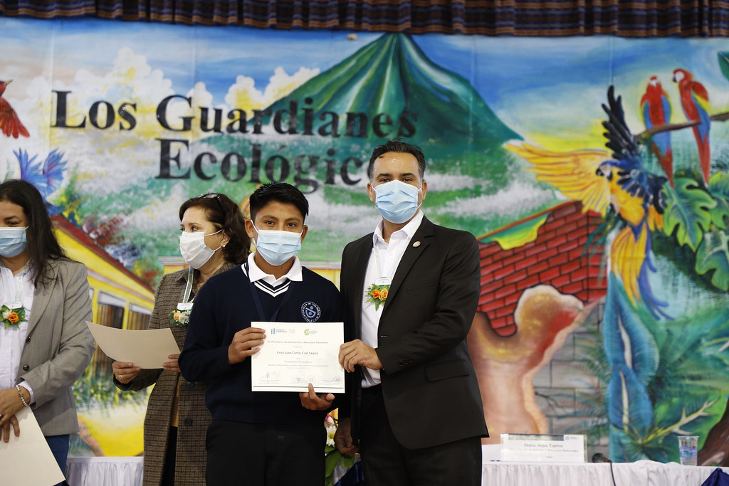 El titular del MARN, Mario Rojas, entrega diploma a uno de los jóveses participantes en curso de educación ambiental.