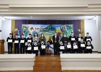 Un grupo de jóvenes, junto al ministro Mario Rojas, durante entrega de diplomas al culminar curso de educación ambiental.