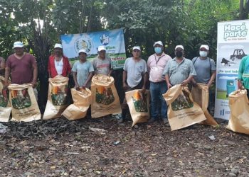 Delegados del MARN en Retalhuleu, empleados municipales y pobladores, durante jornada de limpieza en la ribera del río Ocosito.