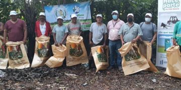 Delegados del MARN en Retalhuleu, empleados municipales y pobladores, durante jornada de limpieza en la ribera del río Ocosito.