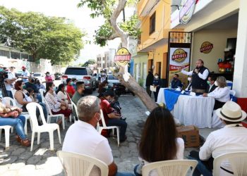 El ministro de Economía, Antonio Malouf se dirige a los asistentes, durante la inauguración de tiendas de emprendedores de Zacapa y Chiquimula.