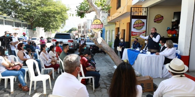 El ministro de Economía, Antonio Malouf se dirige a los asistentes, durante la inauguración de tiendas de emprendedores de Zacapa y Chiquimula.