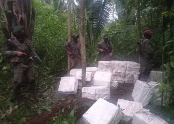 Autoridades logran la incautación de varios bultos que contienen posible droga, en Petén.