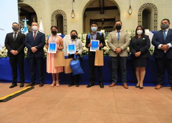 Ejecutivo premia a ganadores de Concurso Nacional de Dibujo e Ideatón