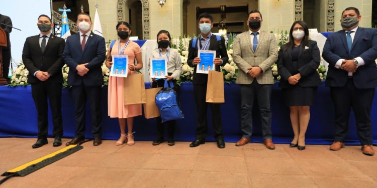 Ejecutivo premia a ganadores de Concurso Nacional de Dibujo e Ideatón