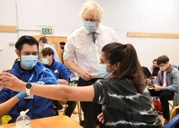 Johnson confirma primera muerte por la variante ómicron en Reino Unido